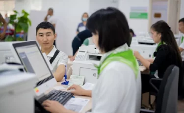 Ущерб на 40 млн тенге: сотрудница ЦОН выдала ИИН иностранцу и попала в колонию