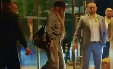 Дженнифер Лопес прилетела в Астану - видео из аэропорта