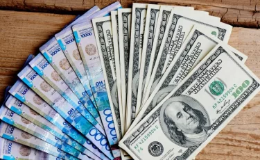 Курс тенге под давлением: Halyk Finance объяснил причины