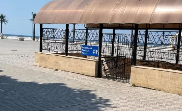 "Гостиницу" устроили из общественного туалета на набережной в Актау