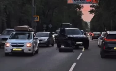Казахстанец пожертвовал BMW, чтобы спасти пешеходов от колеса КамАЗа