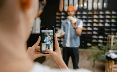 TikTok не фильтрует: подростки калечат себя в прямом эфире