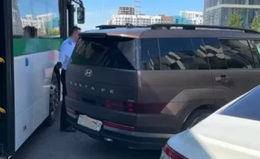 В ДТП с автобусом попал астанчанин из-за неожиданной функции Hyundai Santa Fe