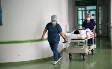 Еще на одного медика напали в Казахстане