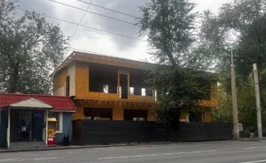 Алматинца заставили снести двухэтажное здание в центре города