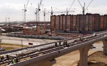 Автомобили испортили во время покраски LRT: как решили вопрос