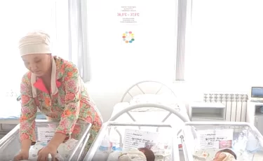 Бабушка пятерых внуков родила тройню на юге Казахстана