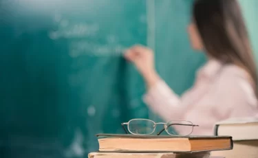 Казахстанцам напомнили: оскорбление учителей грозит штрафом и арестом
