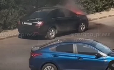 В Астане прямо на улице загорелся китайский Geely (видео)