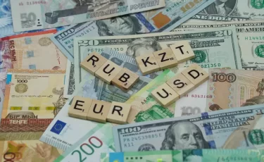 Доллар и евро обновили рекорд: тенге продолжает слабеть