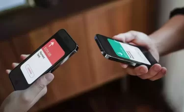 Смартфон вместо кошелька: казахстанцы перешли на безнал почти на 100%
