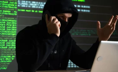 В Казахстане мошенники представляются учителями и обманывают школьников