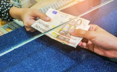 Евро стремительно дорожает - скупают ли его казахстанцы или ждут падения?