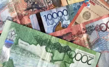 Счета казахстанцев в банках сократились на 500 млрд тенге