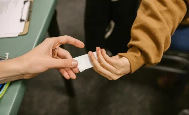 Передача данных карты – билет в тюрьму: защитит ли казахстанцев от мошенников новый закон