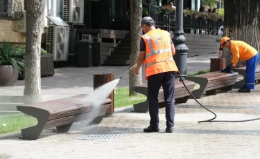 Готовят каток на дорогах Астаны? Зачем коммунальщики поливают асфальт при +3°C.