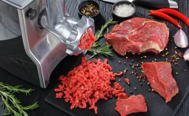 Мясо по доступной цене начали продавать в Казахстане