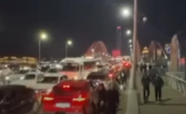 В Астане встали автобусы — люди идут пешком через мост Арыс