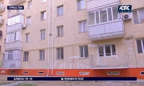 Дом без фундамента рушится на глазах в Туркестане — туда заселили очередников