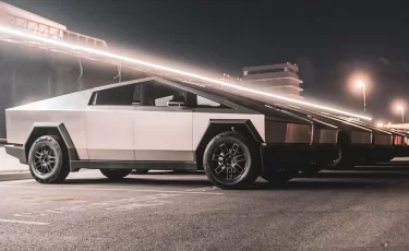Илон Маск «сам себе клиент»: Tesla поставляет Cybertruck своим же компаниям