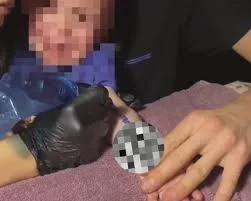 Годовалому ребенку набили тату с названием казино ради квартиры