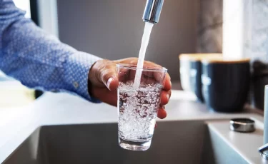 В Актау жители девятиэтажки пять месяцев живут без воды