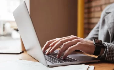 Кто в Казахстане может работать по гибкому графику, объяснило Минтруда