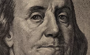 Тенге удивил всех: стоит ли менять доллары прямо сейчас