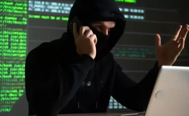 Блогер с помощью слова «тенге» обезоружил телефонного мошенника