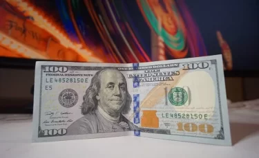 Тенге держит оборону: курсы валют в Казахстане на 31 октября