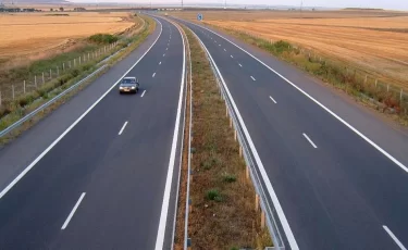 На двух трассах Казахстана начали штрафовать за среднюю скорость