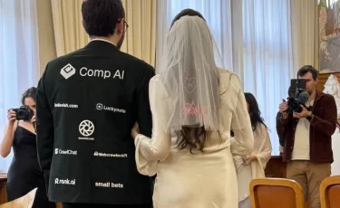 Французский жених заработал 10 тысяч долларов на пиджаке с рекламой