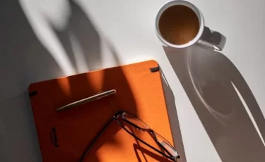 Kaspi обвиняют в росте цен, квартиры дешевеют, блогеров наказывают - дайджест Finratings.kz