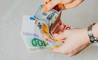 Доллар и евро продолжают терять в весе: тенге укрепляется на валютном рынке Казахстана