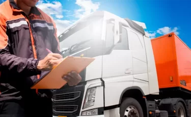 Хаос на границе с Россией: фуры стоят неделями, посредники зарабатывают миллионы