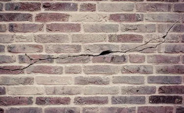 Аварийные школы и треснувшие сады: кто отвечает за безопасность людей?