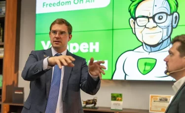 Freedom запускает ИИ-аналитика Уоррена Ботовича: что он умеет