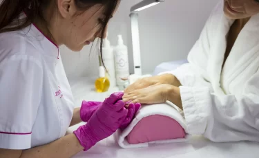 Казахстанки пересматривают расходы: маникюр уступает продуктовой корзине