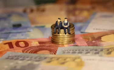 Мошенники атакуют пожилых казахстанцев: как защититься от «сотрудника банка»