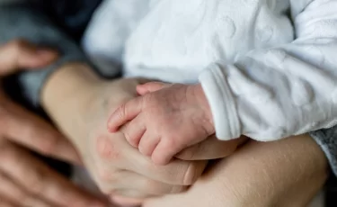 Родителям повысили пособия по уходу за детьми: сколько теперь платят