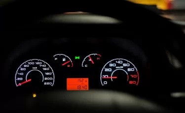 Китай запретит быстрый разгон и введет биометрию для водителей