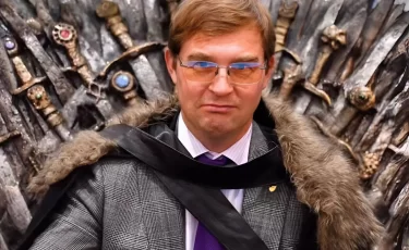 Тимур Турлов установил в Алматы настоящий трон из «Игры престолов» (ВИДЕО)