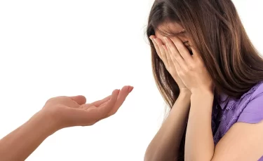 Казахстанка пыталась взломать WhatsApp мужа и потеряла деньги