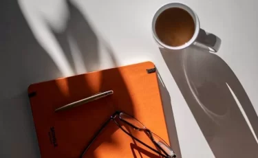 Сека и Kolesa.kz, мошенники и голосовое «да», ошибки с декретными - дайджест Finratings.kz