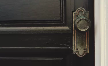 Мошенники пришли в квартиру астанчанки, под видом сотрудников Минпросвещения