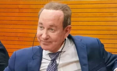 Что Токаев написал Питеру Фостеру: глава Air Astana получил неожиданное письмо