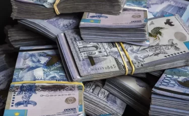 Казахстанцы массово переходят на тенге: почему депозиты в валюте теряют популярность