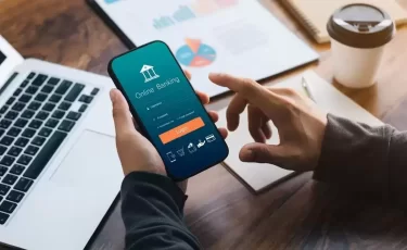 Онлайн-кредиты казахстанцам больше не выдают сразу: зачем ввели паузу