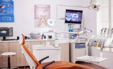 Казахстанцу установили импланты без его согласия и выставили счёт на 600 тысяч тенге