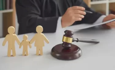 Обязан ли мужчина платить алименты усыновленному ребенку, пояснила юрист